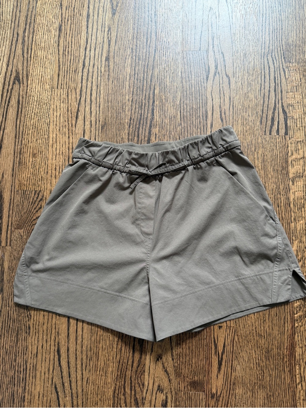 Lululemon Cinchable waist short in taupe - size Small - Picture 3 of 5